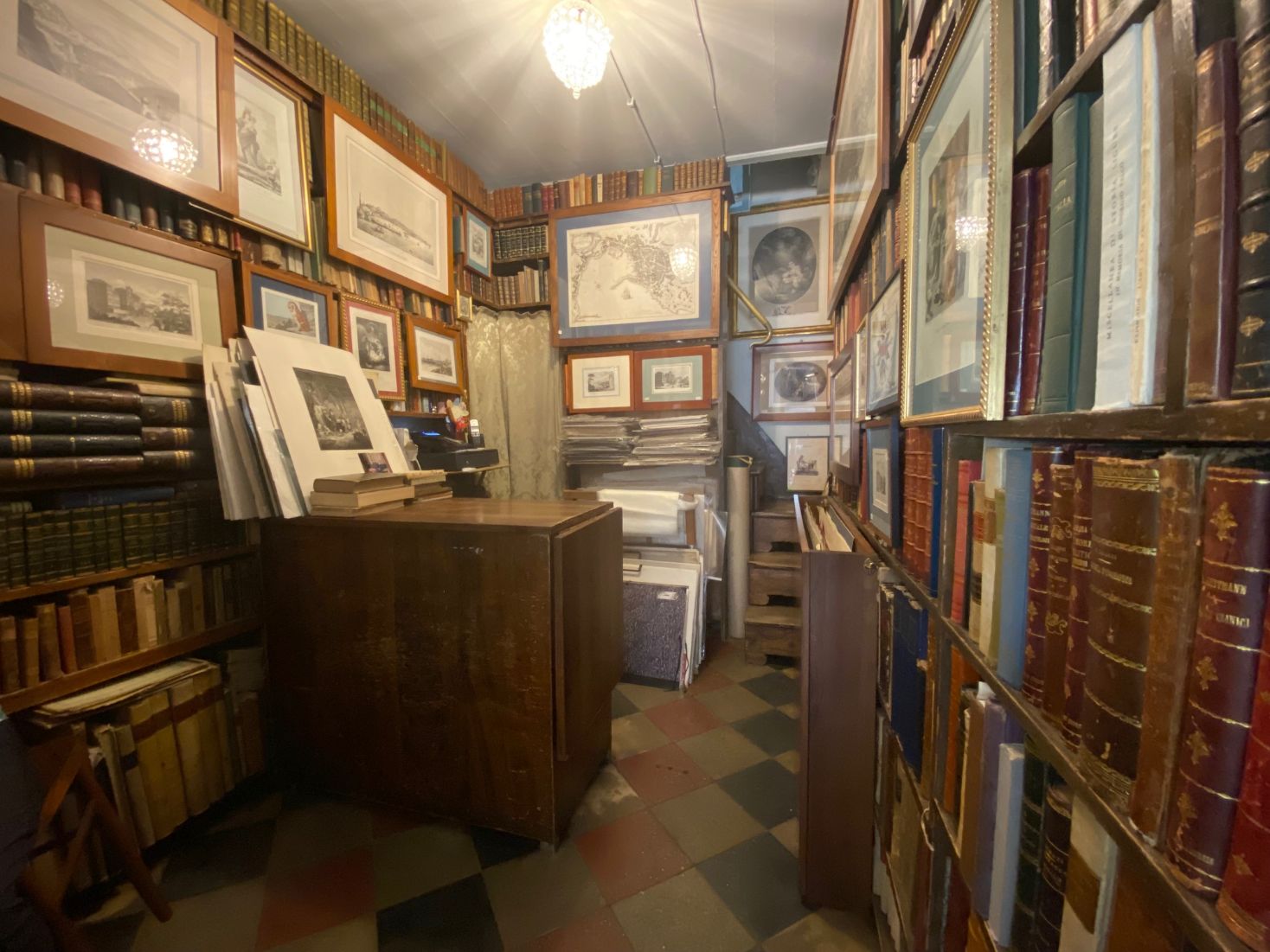 interni della libreria antiquaria dallai
